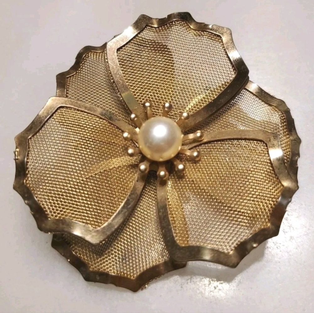 Rare Vintage Signed BED Mid Century Goldtone Mesh Flower Brooch with Faux Pearl